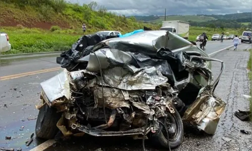 
							Colisão entre carro e caminhão mata família na PR-170
						
						