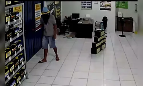 
							Câmera flagra ladrão invadindo comércio em Apucarana; assista
						
						