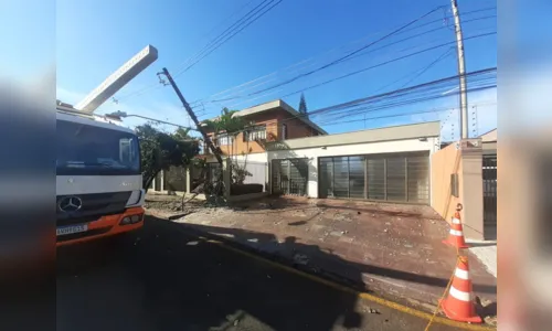
							Caminhão colide com poste e deixa ruas de Arapongas sem luz
						
						