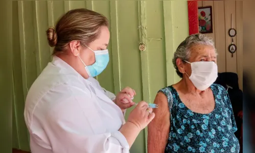 
						
							Centenários: Idosos são vacinados em Apucarana
						
						