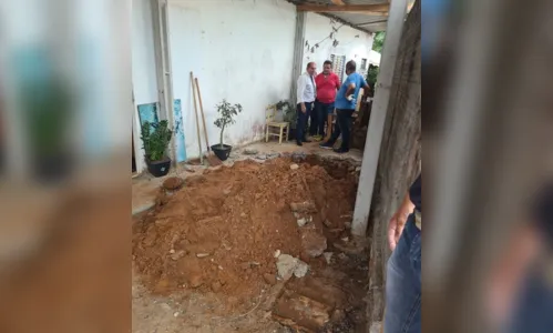 
						
							Corpo de mãe e filha são achados enterrados em quintal de casa
						
						