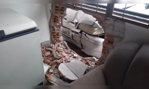 
							Motorista bate em muro e entra com carro em sala de residência
						
						