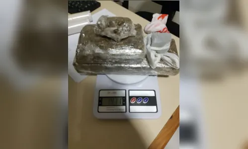 
							PM encontra quase 1 quilo e meio de maconha e mais de 100 pinos de cocaína
						
						