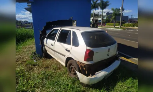 
							Pai e filho estavam em carro que atingiu ponto de ônibus; veja
						
						
