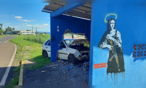 
							Pai e filho estavam em carro que atingiu ponto de ônibus; veja
						
						