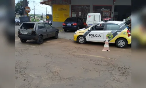 
						
							Uno bate em Corolla que estava estacionado; motorista abandona veículo
						
						