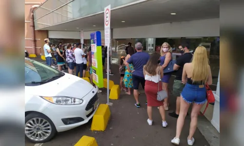 
							Shopping de Londrina atinge lotação de 50% e clientes esperam para entrar
						
						