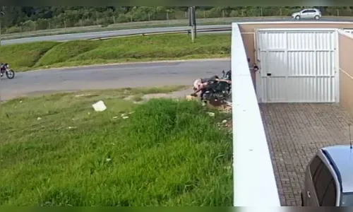 
							Câmera de segurança registra momento em que motociclista bate em muro; Vídeo
						
						