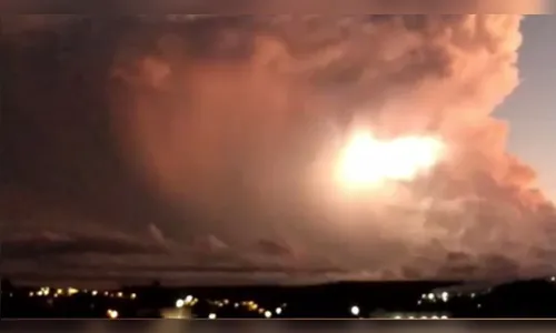 
							Tempestade de raios chama a atenção de pessoas no norte do PR; Vídeos
						
						