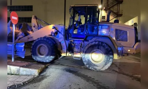 
							Ex-funcionário usa retroescavadeira e destrói carros no pátio da Mercedes-Benz
						
						
