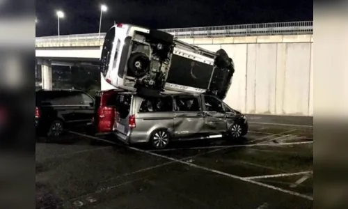 
							Ex-funcionário usa retroescavadeira e destrói carros no pátio da Mercedes-Benz
						
						