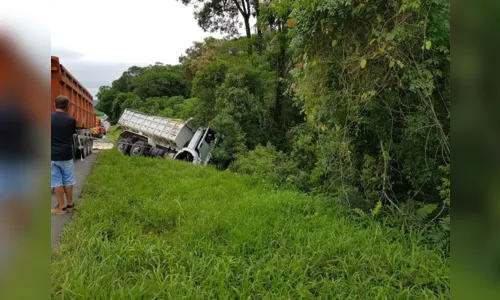
							Colisão entre carro e caminhão causa morte e deixa feridos
						
						