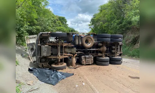
							Tombamento de caminhão causa morte na Rodovia do Milho; ASSISTA
						
						