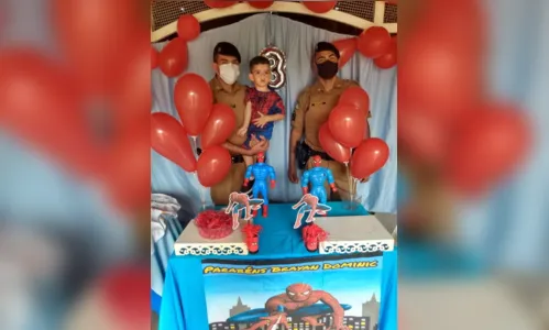 
							Policiais participam de aniversários de crianças fãs da PM
						
						