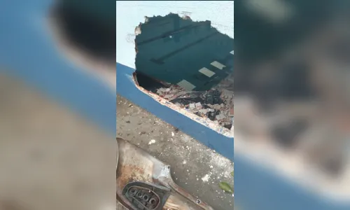 
							Carro desgovernado atinge outros veículos e capota na região central
						
						