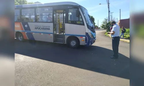 
						
							Acidente entre ônibus e carro é registrado em Apucarana
						
						