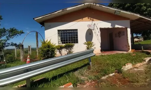 
						
							Após carro invadir casa em Apucarana, parede é reformada
						
						