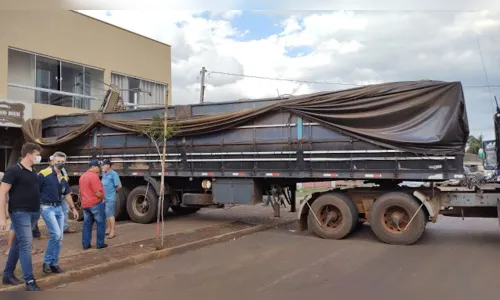 
						
							Carreta desgovernada invade padaria em Manoel Ribas
						
						