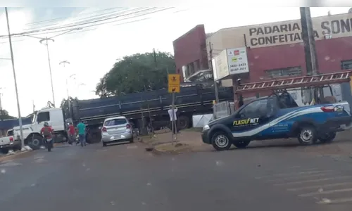 
						
							Carreta desgovernada invade padaria em Manoel Ribas
						
						