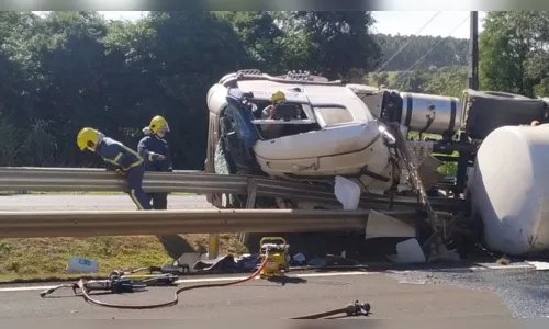 
						
							Carreta tanque tomba no Contorno Sul; combustível na pista
						
						