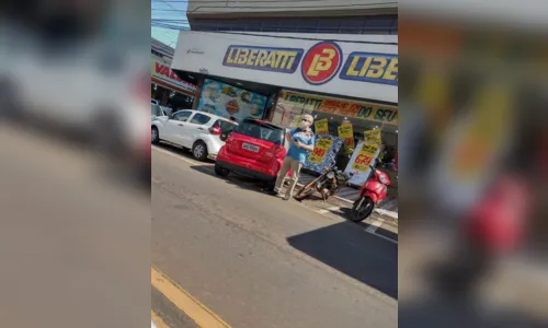 
						
							Carro 'estacionado' no centro de Apucarana chama a atenção
						
						