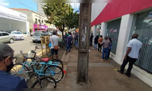 
						
							Comércio a todo vapor: Centro de Arapongas registra movimento; veja
						
						