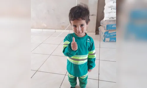 
						
							Garoto apucaranense fã de gari ganha uniforme; vídeo
						
						