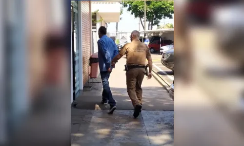 
						
							Homem é preso após furtar salame e produtos de farmácia
						
						