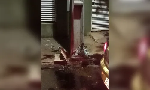 
						
							Motorista atinge poste no Residencial Interlagos
						
						