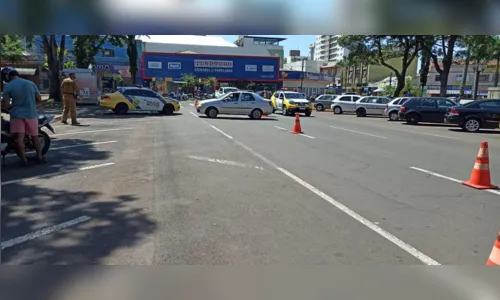 
							PM realiza operação blitz no centro de Apucarana
						
						