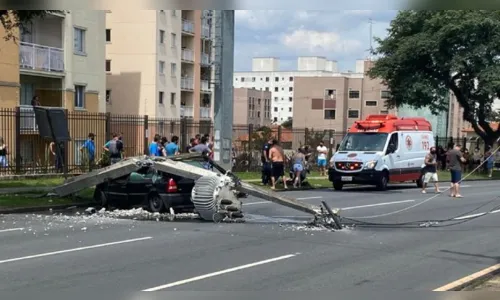 
							Poste cai em cima de carro; motorista sai ileso
						
						