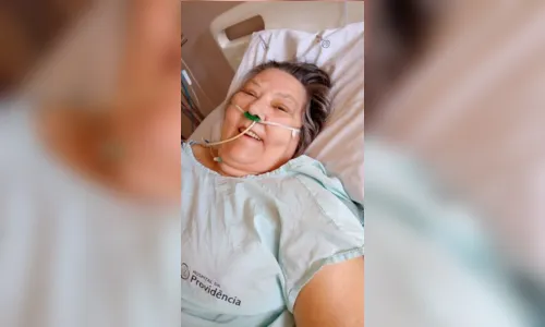 
							Professora aposentada comemora recuperação da Covid-19
						
						