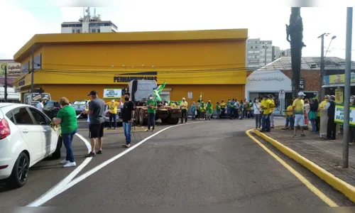 
							Protesto pró-Bolsonaro movimenta o centro de Apucarana; veja
						
						