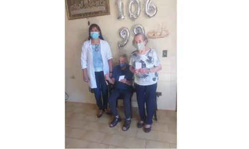 
						
							Com 106 anos, idoso que se recuperou da Covid está imunizado
						
						