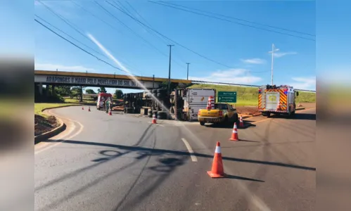 
							Tombamento de caminhão deixa uma mulher ferida na PR 218
						
						
