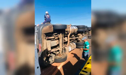 
							Tombamento de caminhão deixa uma mulher ferida na PR 218
						
						