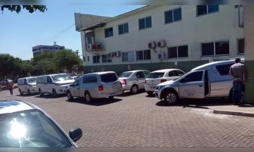 
						
							Veículos funerários formam fila para retirada de corpos em hospital
						
						