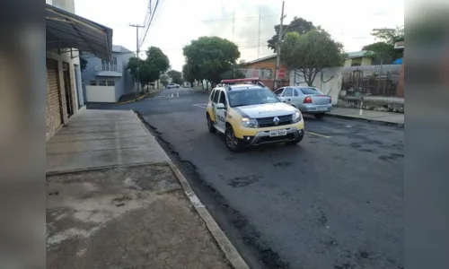 
						
							Após roubo, ladrão abandona chinelos e foge descalço
						
						