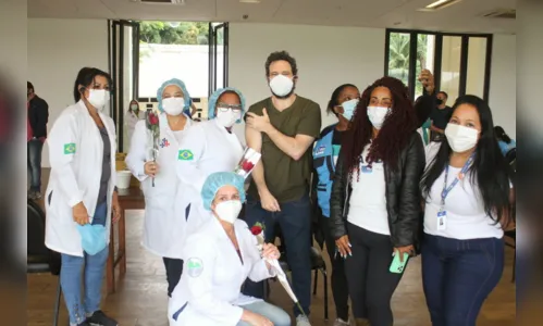 
							Caco Ciocler leva rosas vermelhas para agentes de saúde
						
						