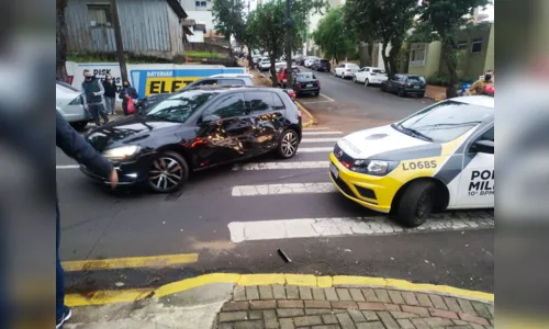 
							Carro invade loja e destrói vitrine no centro de Apucarana
						
						