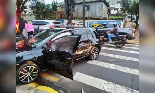 
							Carro invade loja e destrói vitrine no centro de Apucarana
						
						