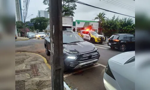 
							Carro invade loja e destrói vitrine no centro de Apucarana
						
						