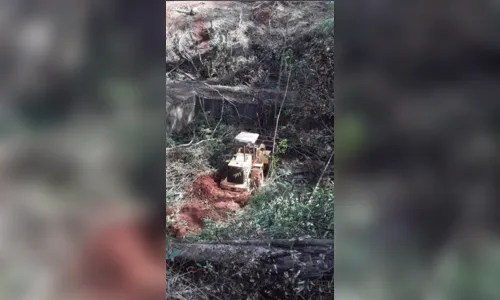 
							Máquina escavadeira cai de ribanceira em Arapongas
						
						