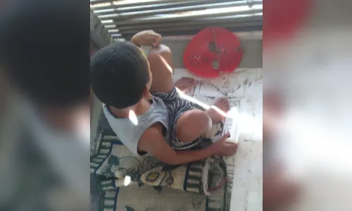 
							Menino de 8 anos que era mantido preso em canil é resgatado
						
						