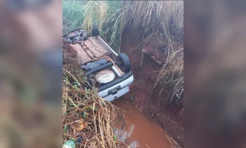 
							Freio de mão apresenta problemas e carro cai em barranco
						
						
