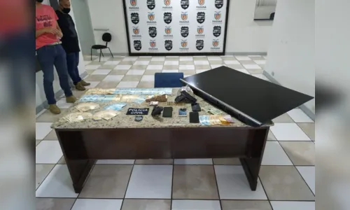 
							PC de Apucarana apreende R$ 25 mil, dólares e revólver
						
						