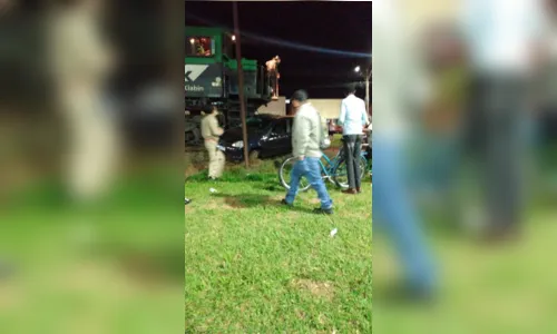 
							Trem arrasta carro pelos trilhos; motorista teria fugido
						
						