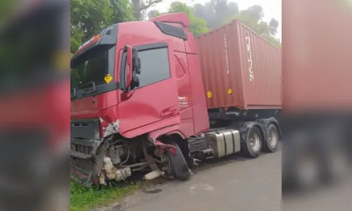 
							Acidente entre carro e caminhão deixa um morto no Paraná
						
						