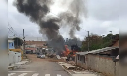 
							Bombeiros resgatam três crianças de casa em chamas
						
						