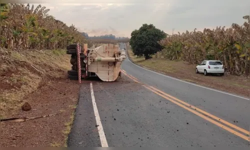 
							Caminhão de Arapongas carregado com ração tomba na PR-170
						
						